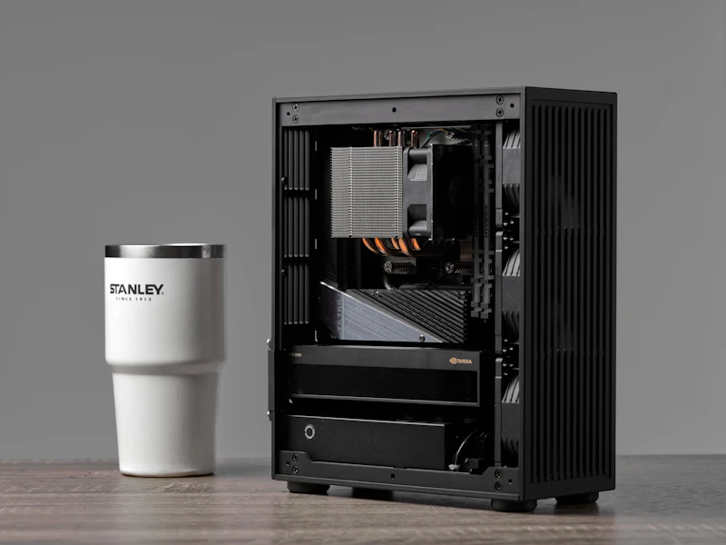 Small form factor PC — 16 GB / 512 GB